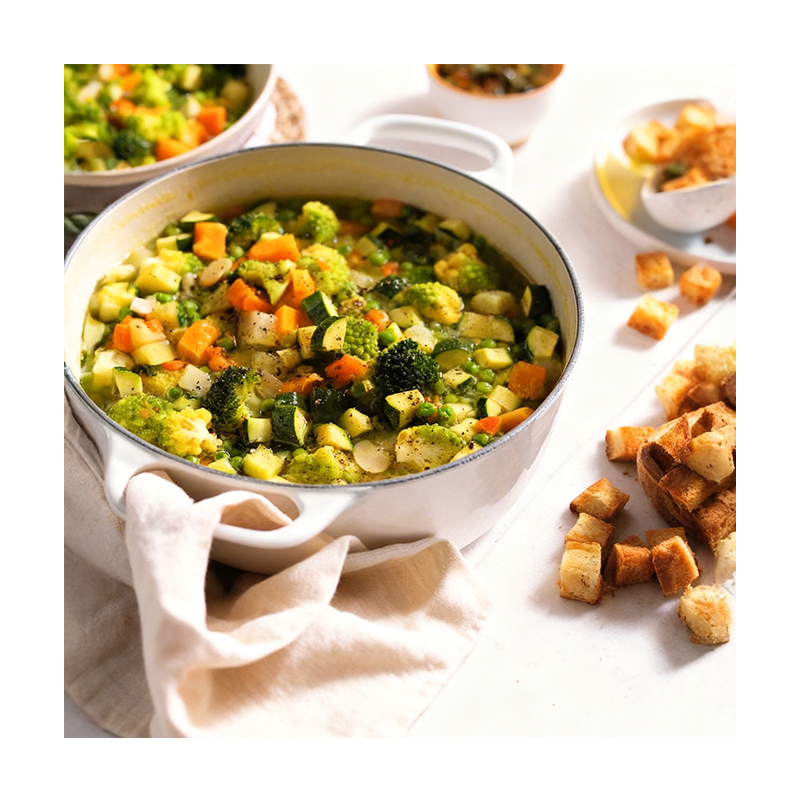 Minestra di verdure di primavera con crostini e olio nuovo